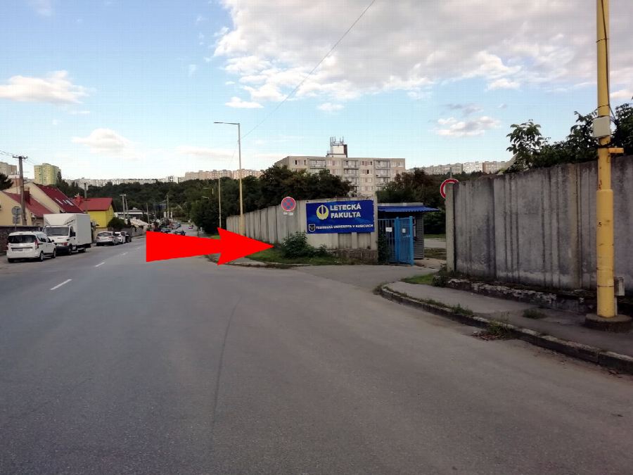 1 · Zo zastávky k vjazdu do areálu