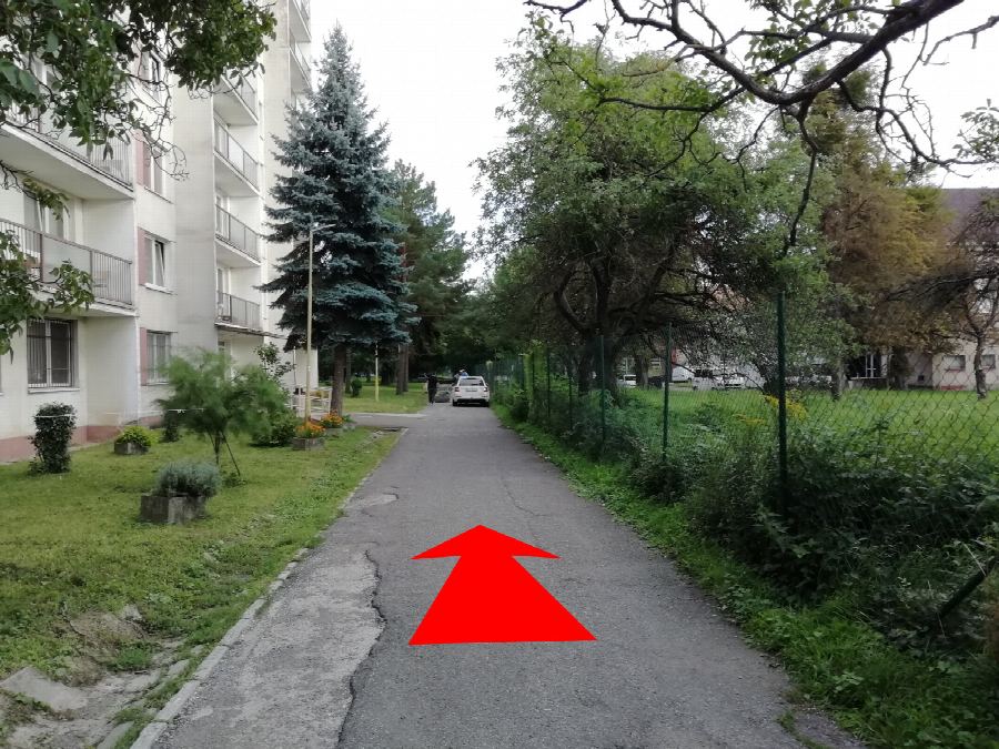 7 · Chodník popri bytovom dome