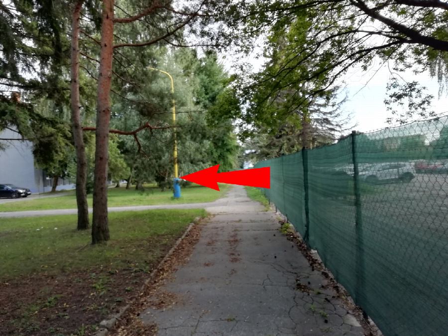 9 · Popri plote k hangárom