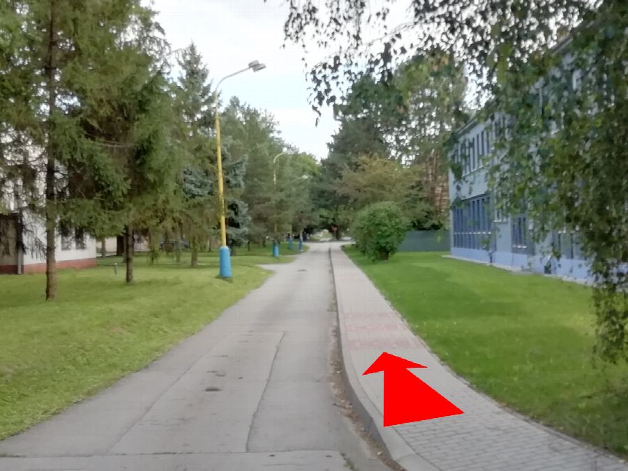 11 · Rovno po chodníku