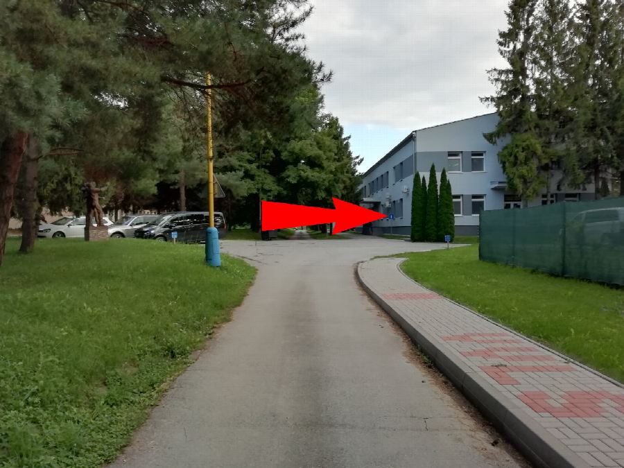 12 · Popri budove fakulty