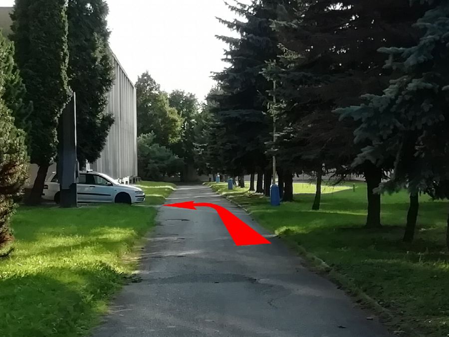 15 · K hlavnej budove