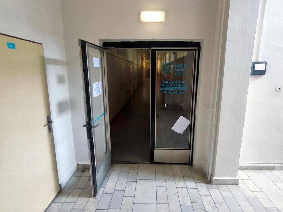 20 · Dvere na konci chodby