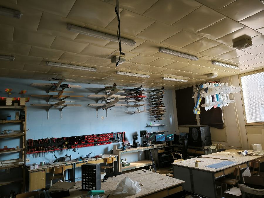 Modely nad pracovnými stolmi